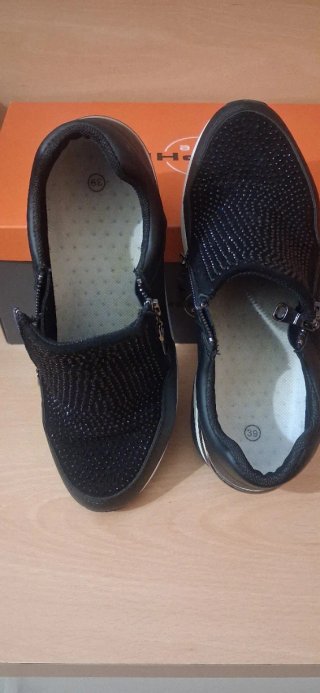 Zapatos negros con pedrería y cremallera nº39