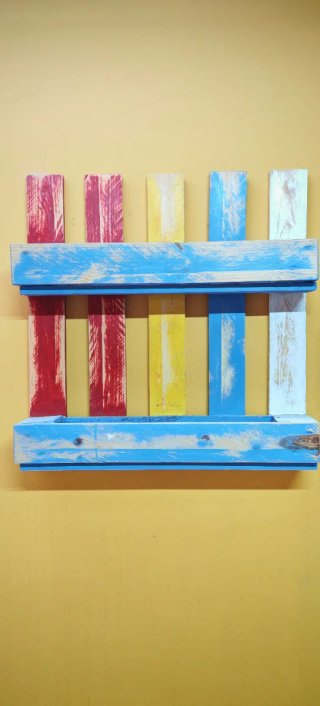 Estantería de madera multicolor