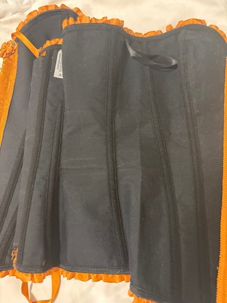 Corsé naranja con volantes y lazo