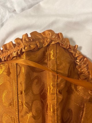 Corsé naranja con volantes y lazo