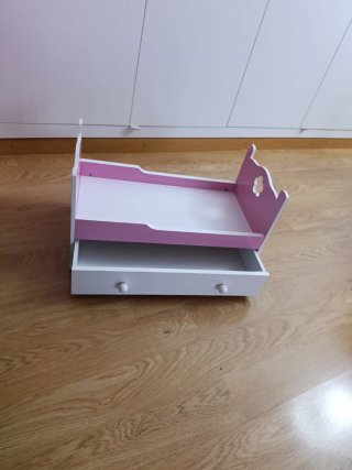 Cuna de madera para muñecos