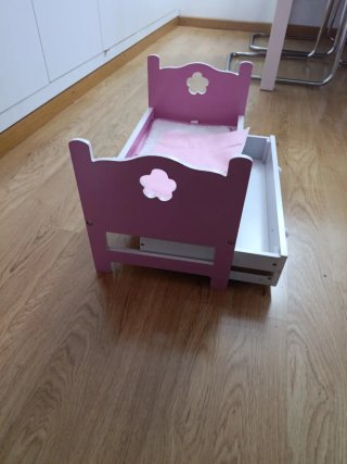 Cuna de madera para muñecos
