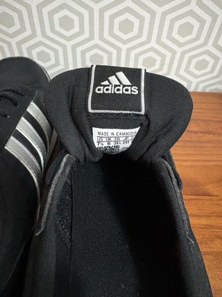 Zapatillas Adidas Negras y Plateadas
