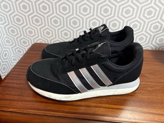 Zapatillas Adidas Negras y Plateadas