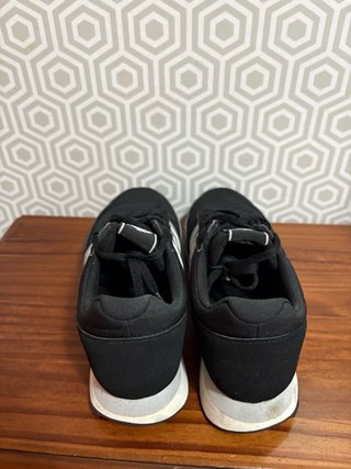 Zapatillas Adidas Negras y Plateadas