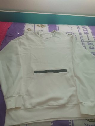 Sudadera blanca con bolsillo