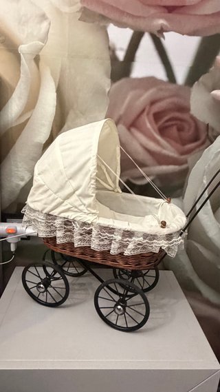 Cochecito de muñecas mimbre