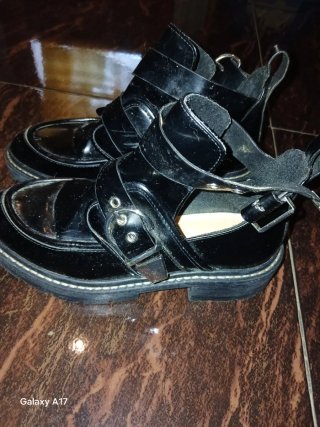 Botines negros con hebillas