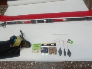 Caña de pescar, carrete y accesorios
