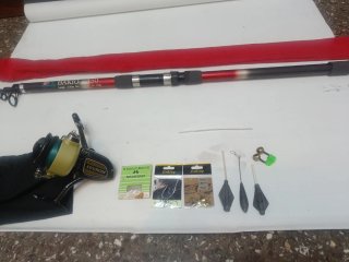 Caña de pescar, carrete y accesorios