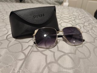 Gafas de sol Guess doradas y moradas