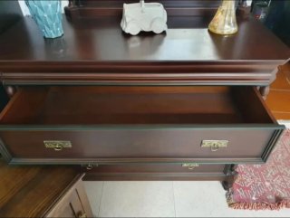 Cómoda de madera con espejo