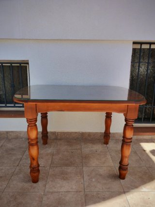Mesa de comedor de madera con cristal