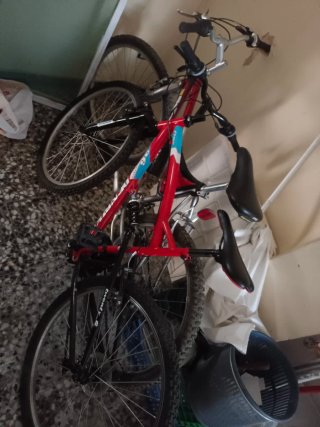 Bicicleta de montaña roja doble suspensión