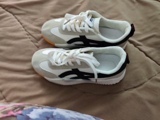 Zapatillas grises y blancas