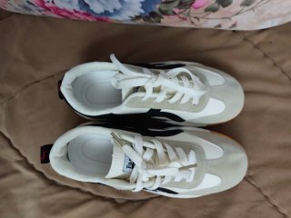 Zapatillas grises y blancas