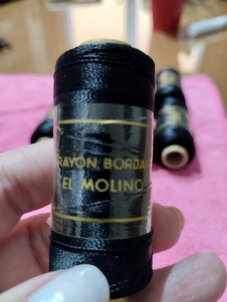 Bobinas de hilo negro para encajes
