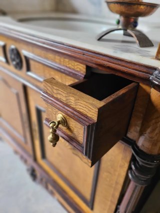 Mueble tocador antiguo con espejo y lavabo