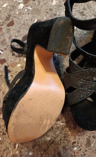 Sandalias plataforma tacón brillo negras