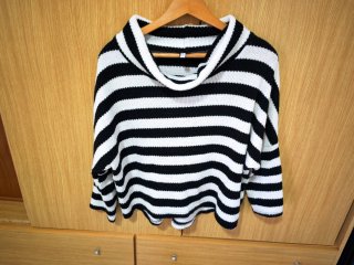 Blusa de rayas blancas y negras