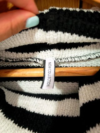 Blusa de rayas blancas y negras
