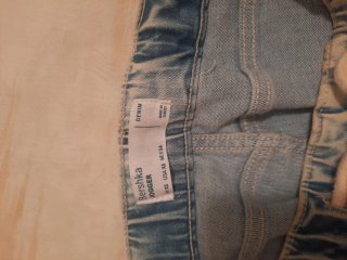 Pantalones vaqueros rotos desgastados
