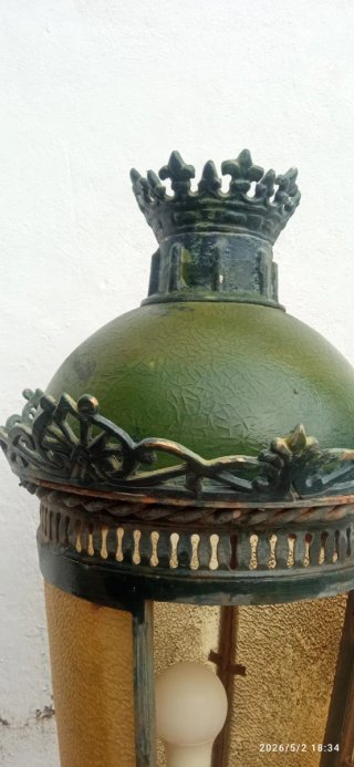 Farol decorativo de metal y cristal.