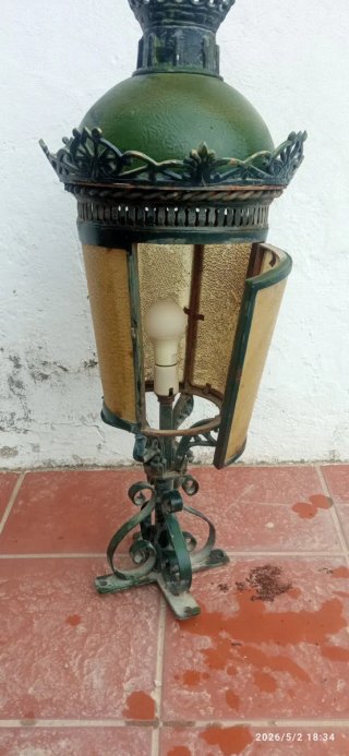 Farol decorativo de metal y cristal.