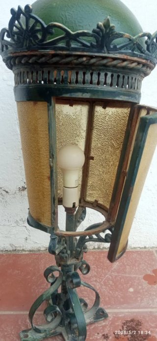 Farol decorativo de metal y cristal.