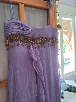 Vestido lila largo con detalles dorados