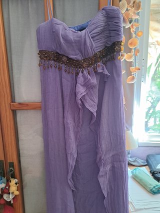 Vestido lila largo con detalles dorados