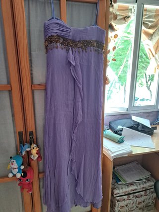 Vestido lila largo con detalles dorados