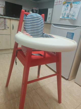 Trona infantil roja con cojín estampado