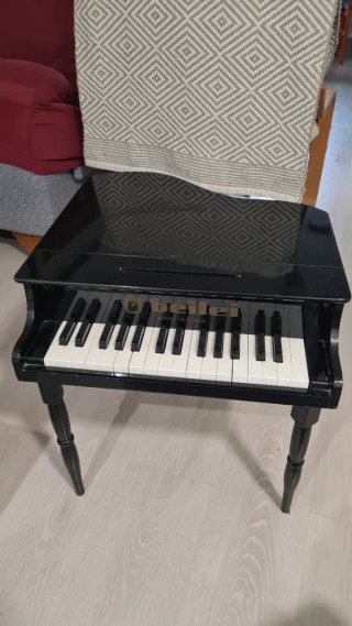 Piano infantil negro con banqueta