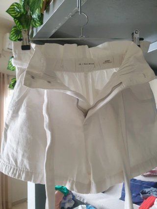 Pantalón corto blanco con cinturón