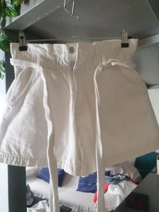 Pantalón corto blanco con cinturón