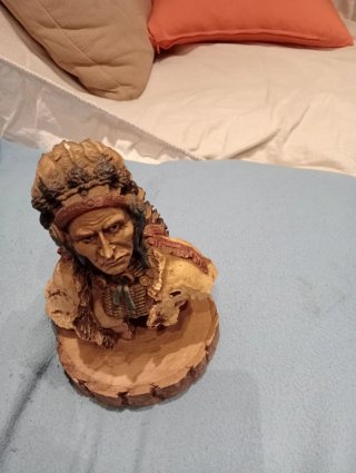 Figura de indio en tronco