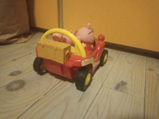 Coche Peppa Pig con figuras yendo a la playa