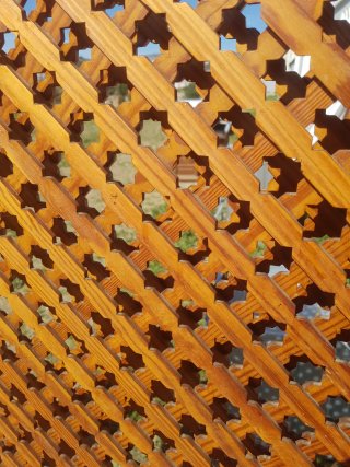 ' Biombo de madera con celosía