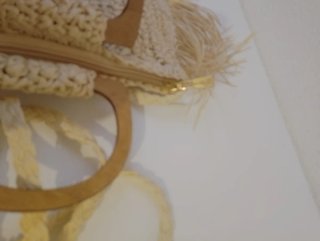 Bolso de verano con flecos y asas de madera