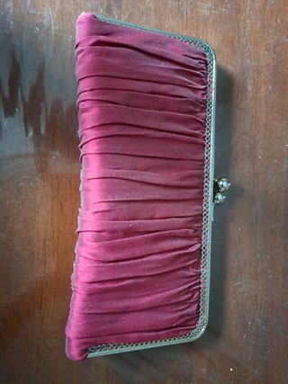 Bolso de mano vino con cadena