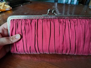 Bolso de mano vino con cadena