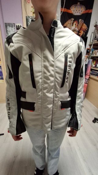 Chaqueta Moto Mujer Beige y Negra marca Armure
