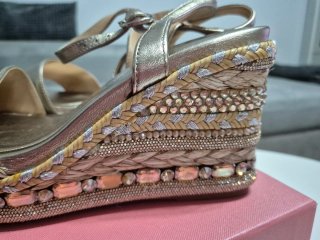 Sandalias Doradas y Plateadas con Cuña