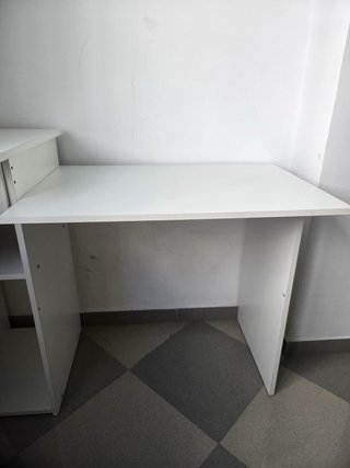 Escritorio blanco con cajón y estantes