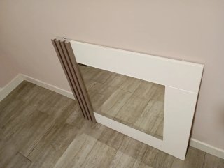 Espejo de diseño beige y blanco