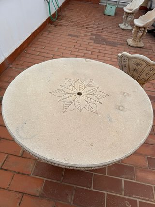 Mesa y 5 sillas de piedra