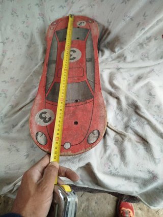 Monopatín rojo con diseño de coche