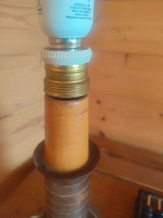 Lámpara antigua de madera y metal