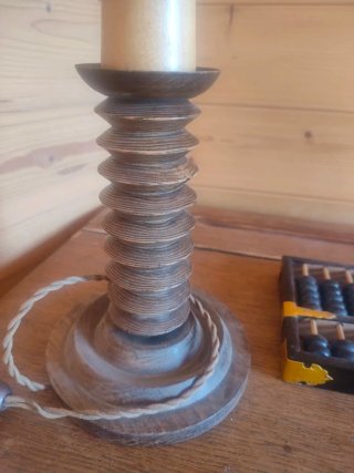 Lámpara antigua de madera y metal